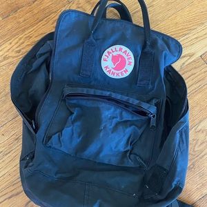 Classic medium black fjallraven backpack